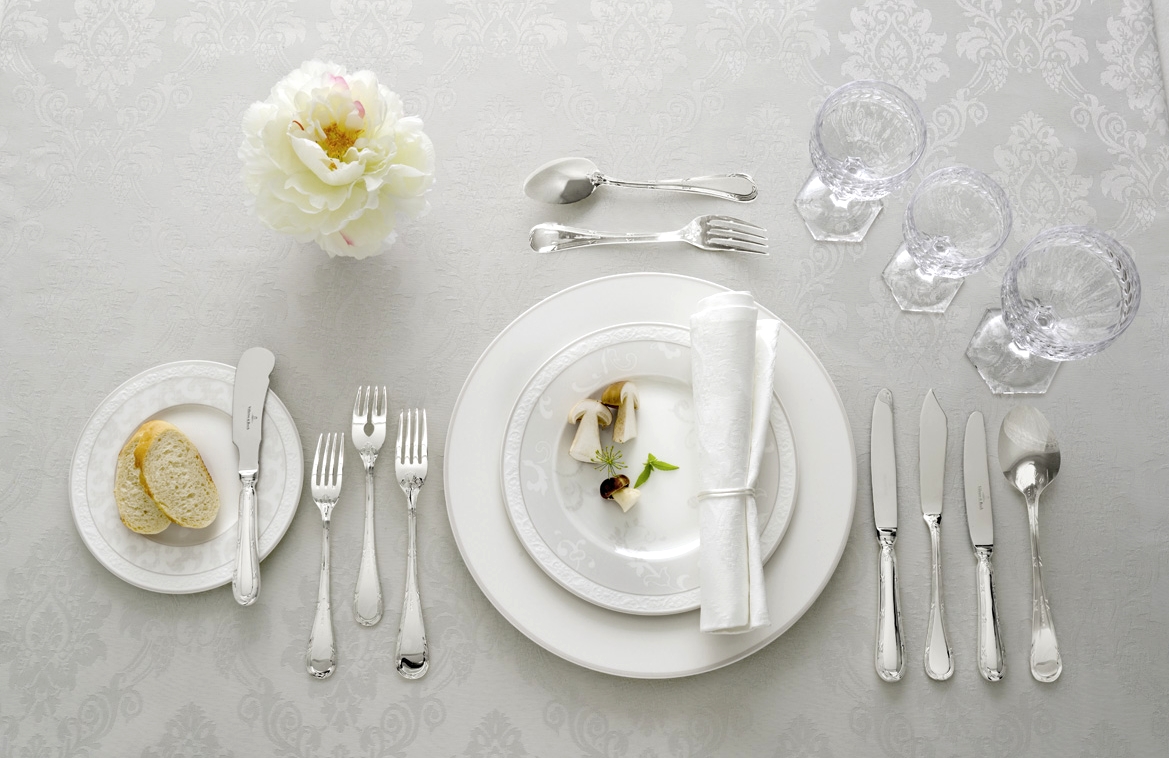 Столовые приборы сервировка. Столовые приборы eme domus. Столовый прибор на парадном обеде. Набор столового серебра. Сервировка приборов.